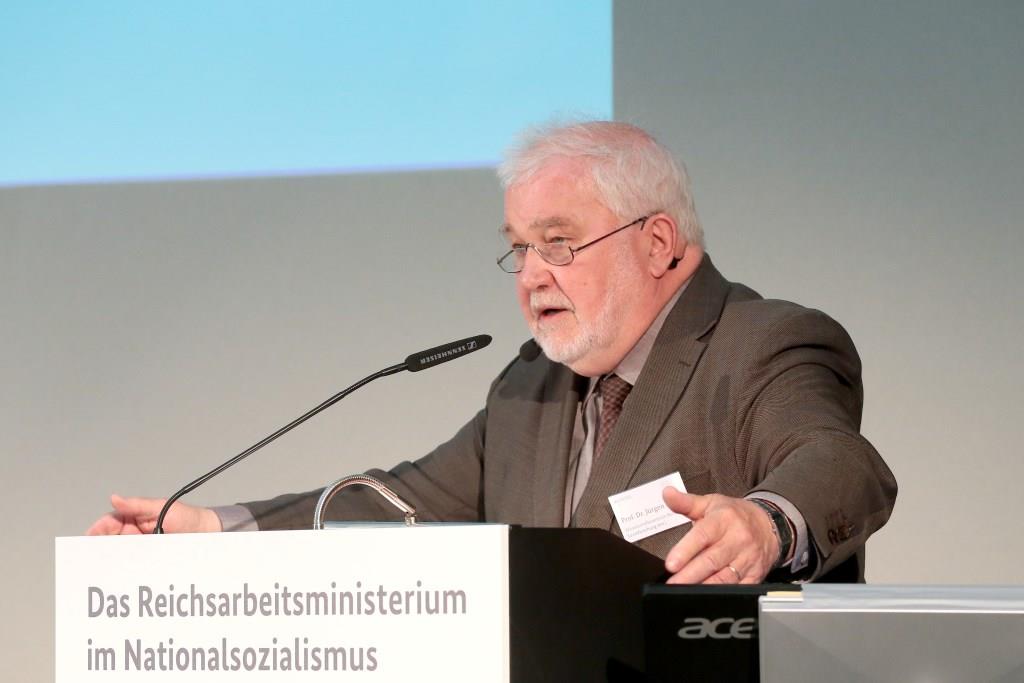 Moderation durch Prof. Dr. Jürgen Kocka (Foto: Tom Maelsa)