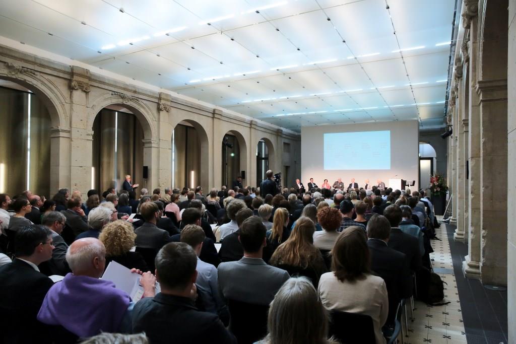 Tagungssaal in der Berlin-Brandenburgischen Akademie der Wissenschaften (Foto: Tom Maelsa)